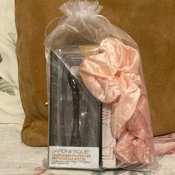 Facial Roller, Lip Duo, Hair Scrunchies (4-Piece) - Picture 1 of 8